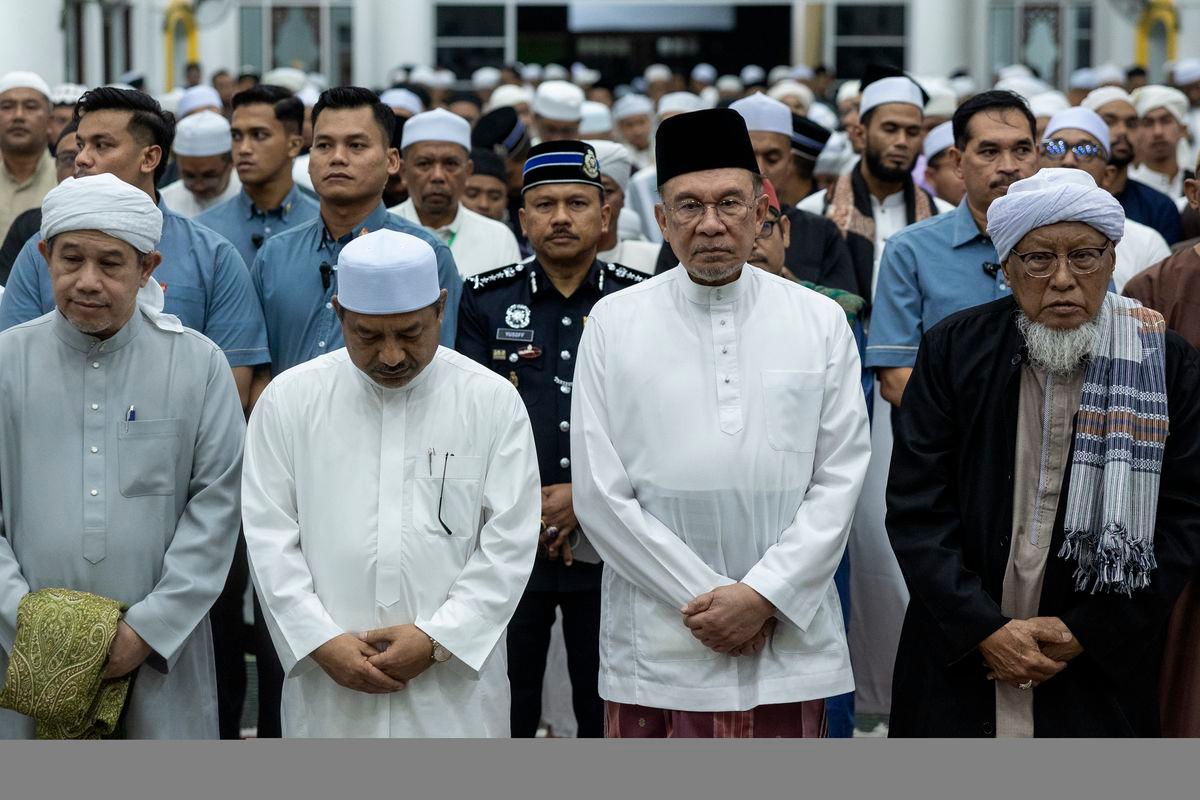 Perdana Menteri Datuk Seri Anwar Ibrahim (dua, kanan). FotoBernama