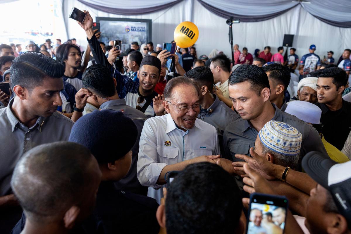 Perdana Menteri Datuk Seri Anwar Ibrahim bersalaman dengan pengunjung yang hadir pada Program MADANI Rakyat (PMR) 2025 Kelantan di perkarangan Stadium Sultan Muhammad IV, hari ini- BERNAMA