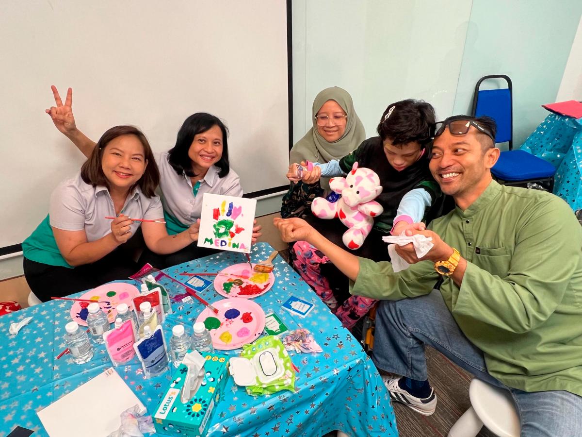 Azliza (second from left) participating in an art and craft session together with the invited families at the launch event at Lotus’s head office. $!Azliza (second from left) participating in an art and craft session together with the invited families at the launch event at Lotus’s head office.