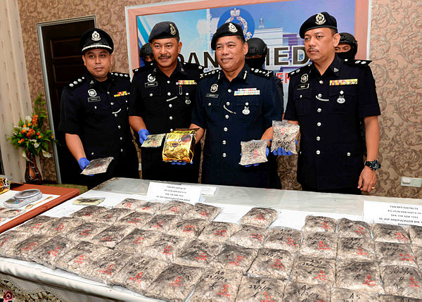 Bukit Aman Narcotics Criminal Investigation Department (Intelligence/Operation) deputy director DCP Zulkifli Ali (2nd from R) and other senior police officials display the narcotics seized from three raids, at a press conference at the Yan district police headquarters on March 1, 2019. — Bernama