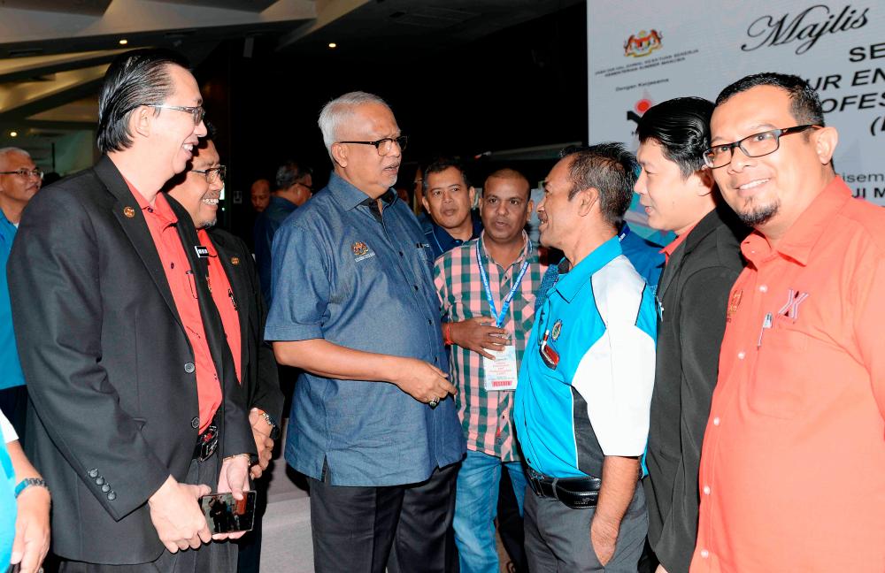Deputy Human Resources Minister Datuk Mahfuz Omar (2nd from L) greets participants of the ‘Labor Enrichment And Professionalism (LEAP)’ programme at the opening ceremony today. - Bernama