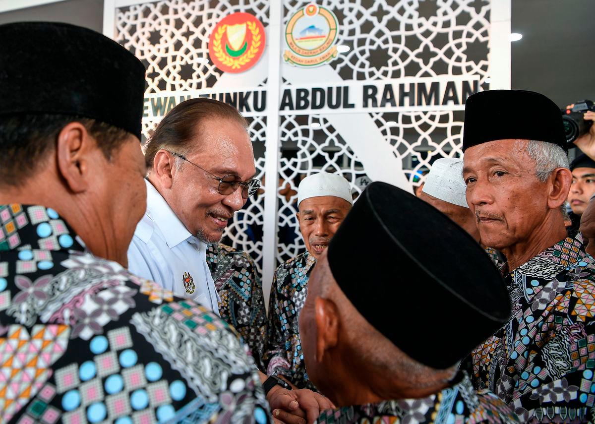 Perdana Menteri Datuk Seri Anwar Ibrahim beramah mesra bersama rakan-rakannya ketika hadir pada Majlis Perasmian Penutupan Program MADANI Rakyat (PMR) 2025 Kedah di Kompleks Sukan Majlis Daerah Baling hari ini. - BERNAMA