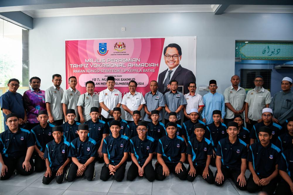 SUNGAI PETANI, August 7 -- Deputy Minister of Human Resources, Mustapha Sakmud poses with students after officiating the Ahamdiah Vocational Tahfiz today. BERNAMAPIX
