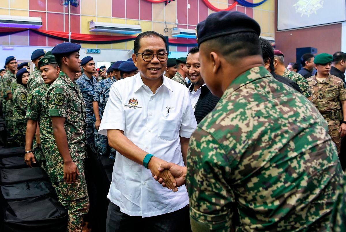 Menteri Pertahanan Datuk Seri Mohamed Khaled Nordin beramah mesra bersama sebahagian anggota Angkatan Tentera Malaysia (ATM) selepas menyempurnakan Majlis Peluncuran Minggu Bersama Pencarum:Jelajah Utara 2025 di Kem Lapangan Terbang Sungai Petani hari ini. - BERNAMA