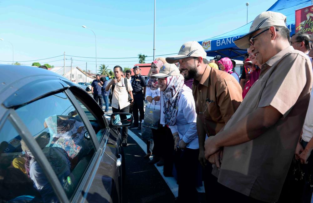 Mentri Besar Datuk Seri Mukhriz Tun Mahathir (second from right) officiates the Jalan Padang Sera/Siputeh upgrading project today. — Bernama