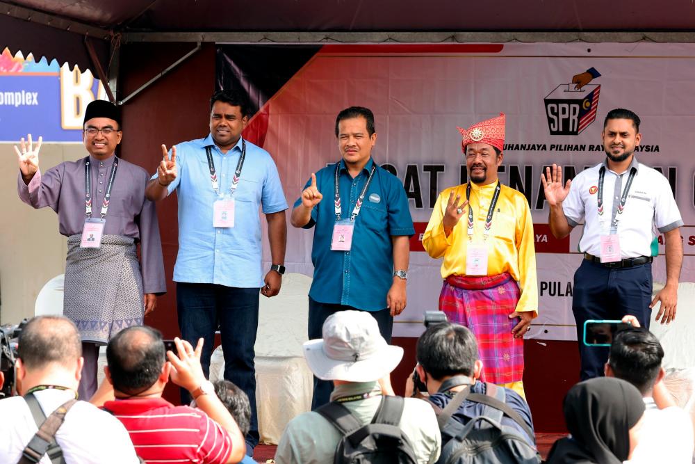 KULIM, 24 Nov -- Calon-calon yang akan bertanding bagi Parlimen P017 Padang Serai sempena Pilihan Raya Umum ke-15 (dari kiri) Muhammad Sofee Razak (Pakatan Harapan), Datuk C. Sivaraajh (Barisan Nasional), Azman Nasrudin (Perikatan Nasional), Hamzah Abd Rahman (Pejuang) dan Sreanandha Rao (Bebas) manakala calon Warisan Mohd Bakhri Hashim (tidak hadir) di Dewan Kompleks Sukan Kulim Hi-Tech hari ini. fotoBERNAMA