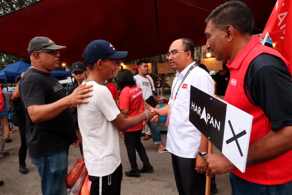 KULIM, Nov 26 -- Pakatan Harapan candidate Muhammad Sofee Razak (second, right) met with the local community during a campaign in conjunction with the 15th General Election for the Padang Serai Parliament at Taman Selasih today. BERNAMAPIX