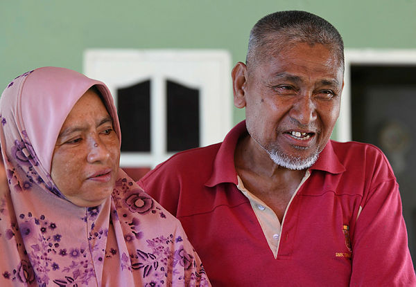 Mohamad Kassim Abdul Hamid (left), 64, and wife Asma Aziz, 52, are happy with the decision of the Coroner’s Court on the cause of their son’s death, today at Kampung Tebengau Kuala Kedah. — Bernama