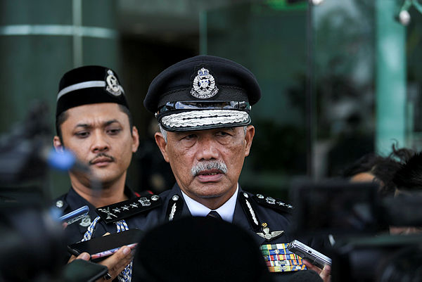 Kedah Chief of Police Datuk Zainuddin Yaacob during a press conference concerning a robbery at a goldsmith shop in Alor Star — Bernama