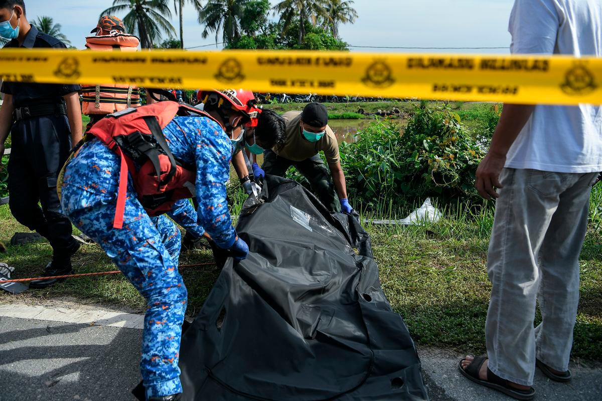 The bodies of six family members, believed to have been missing since last Saturday, were found inside a car in Sungai Korok, near Jitra, today. - Photo by BERNAMA