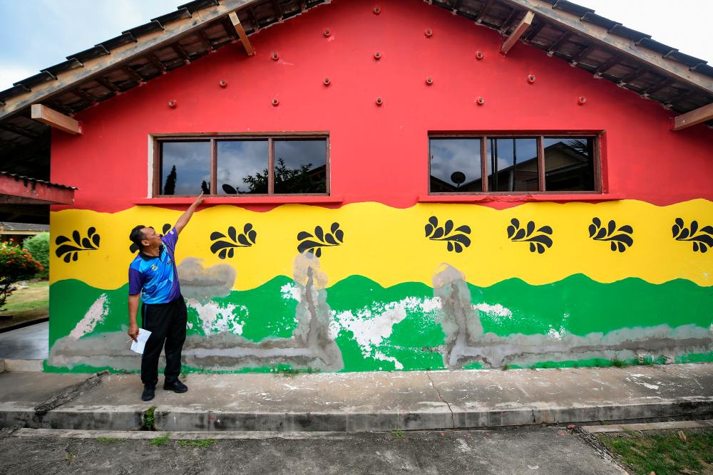 Guru Besar Sekolah Kebangsaan (SK) Batu Lapan, Changlun, Mafezzul Mohamad menunjukkan tandas murid yang sudah siap dibaik pulih di bawah Projek Penyelenggaraan Tandas Kementerian Pendidikan Malaysia (KPM). - fotoBERNAMA