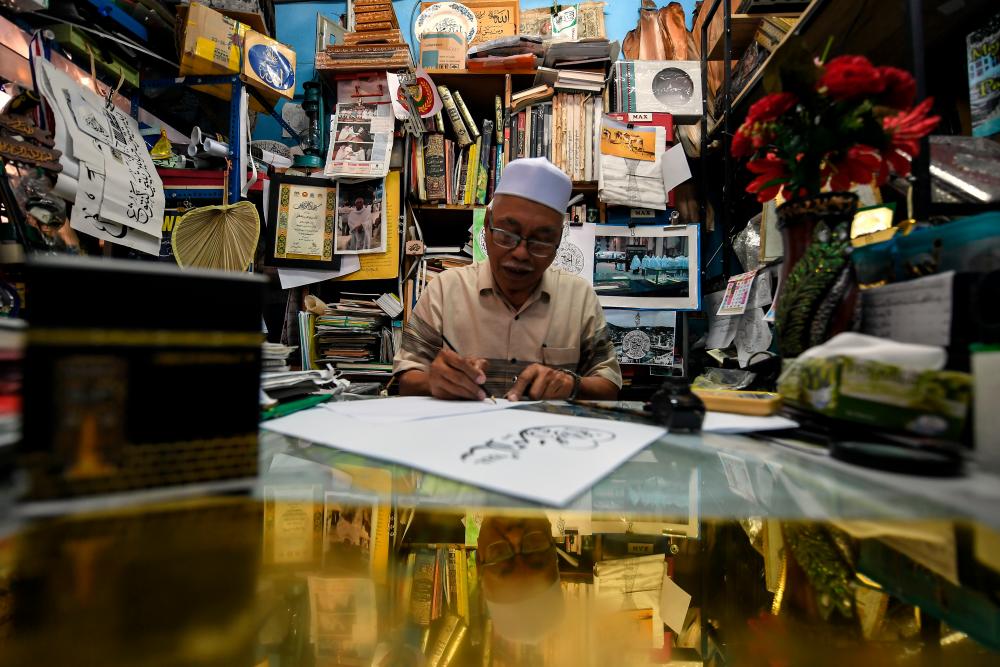 ALOR SETAR, June 22 -- Former Al-Qura University Mecca Geography and Cartography Lecturer, Ahmad Mustafa, 78, continues to fight to dignify Jawi writing through the art of Islamic calligraphy, khat, by establishing the Al Khat Al Arabi Center here. BERNAMAPIX