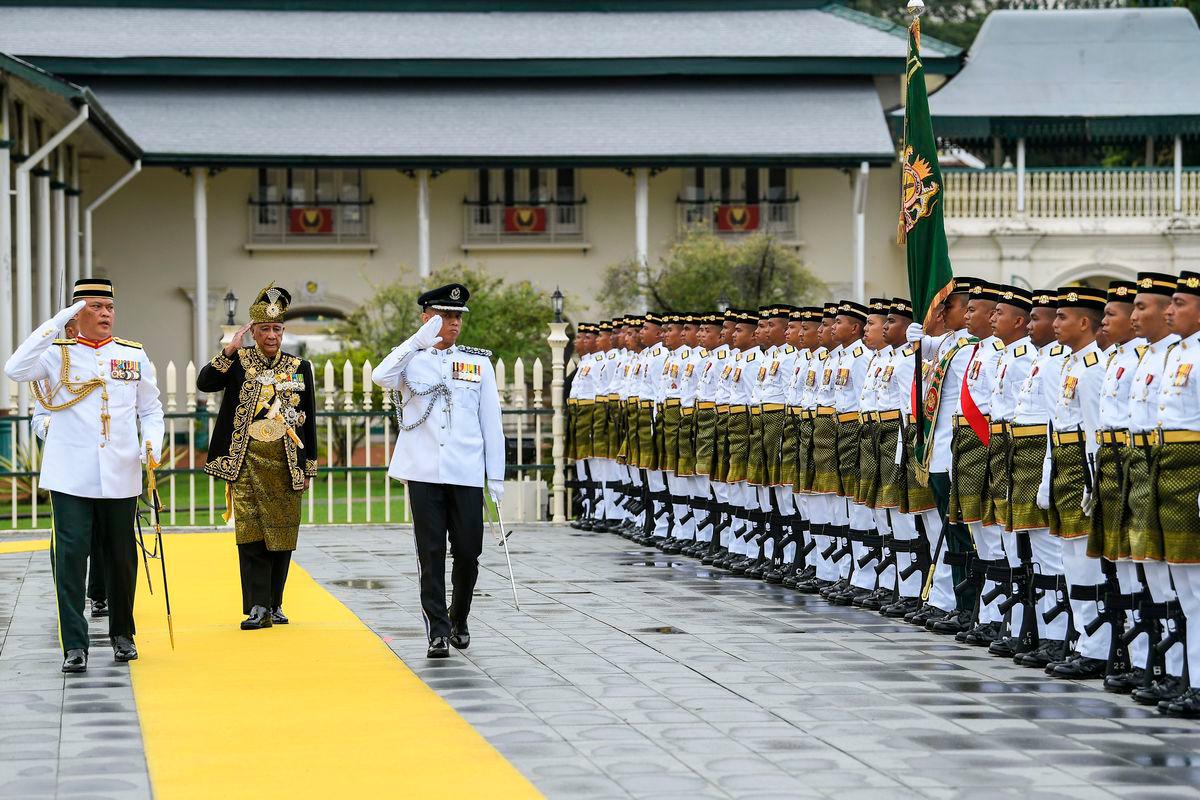 Sultan Kedah Al-Aminul Karim Sultan Sallehuddin Sultan Badlishah berkenan memberi tabik hormat ketika memeriksa kawalan kehormat terdiri daripada pegawai dan anggota Batalion Kedua Rejimen Askar Melayu Diraja sempena Sambutan Ulang Tahun Keputeraan Baginda ke-83 di Dataran Medan Bandar di sini hari ini - BERNAMA