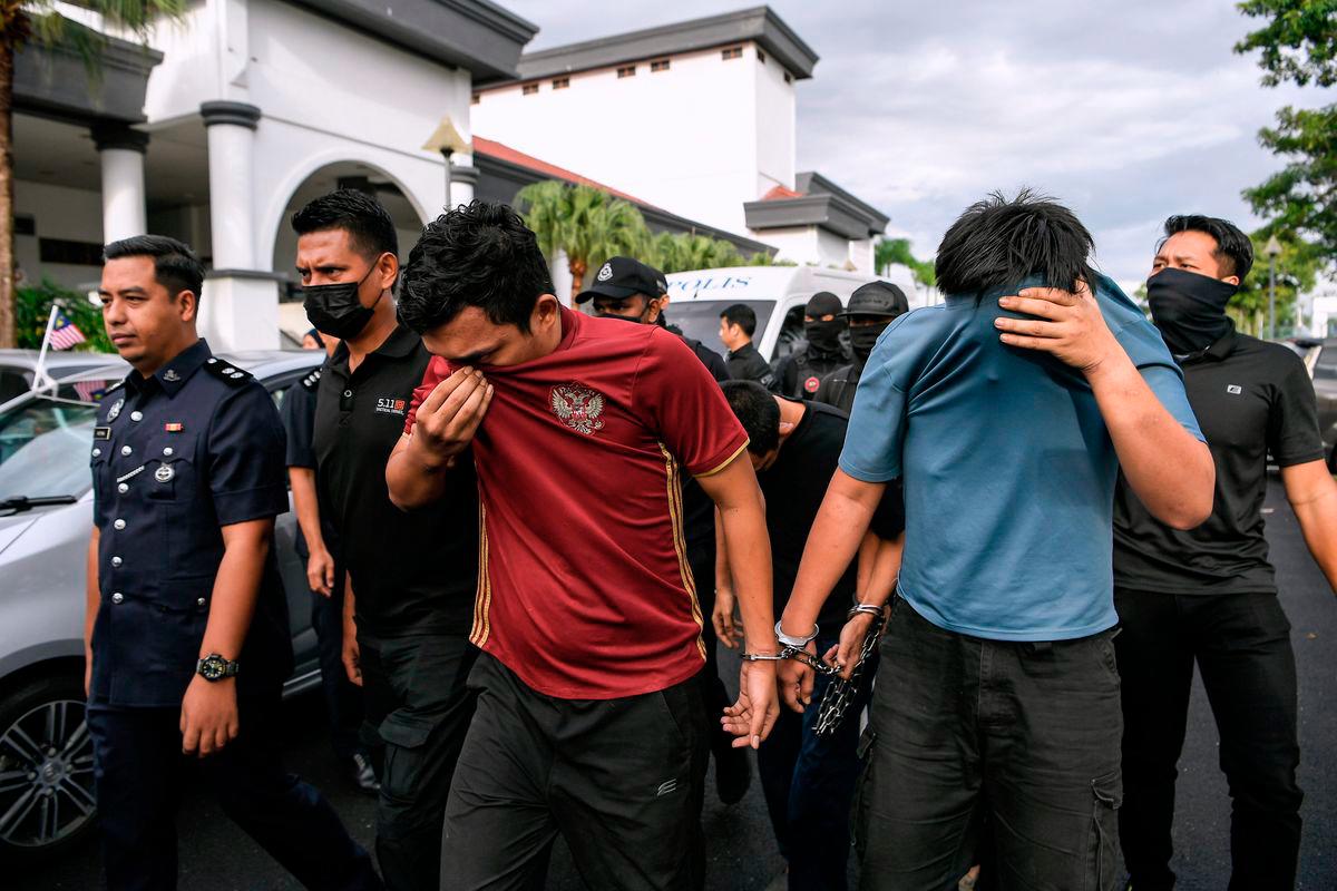 Four men were brought before the Magistrates’ Court here today on a charge of murdering a police officer earlier this month. – BERNAMA