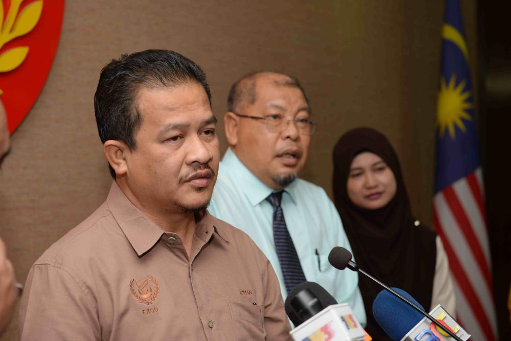Kedah State Agriculture and Agro-based Industry and Transport Committee chairman Azman Nasrudin (L) speaks during a press conference at Wisma Darul Aman, on Feb 26, 2019. — Bernama