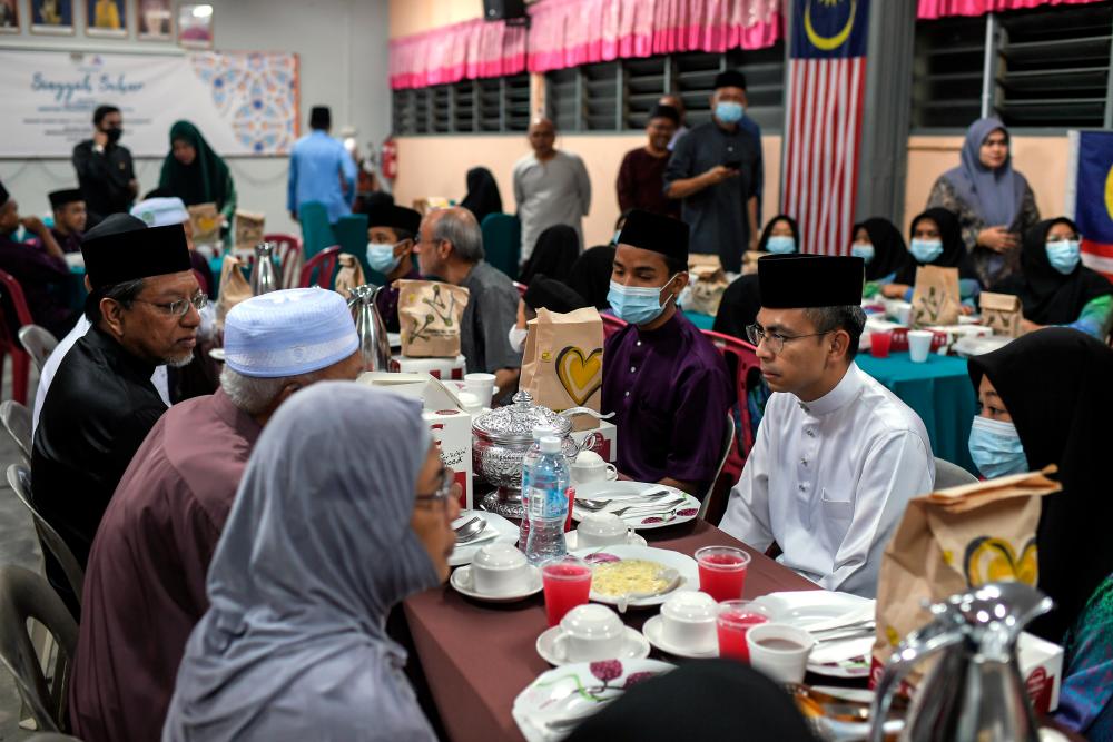 ALOR SETAR, March 30 -- Minister of Communications and Digital Fahmi Fadzil (second, right) with the management of Darul Aitam Walmasakin Orphanage at the Sahur Stop program here today. BERNAMAPIX