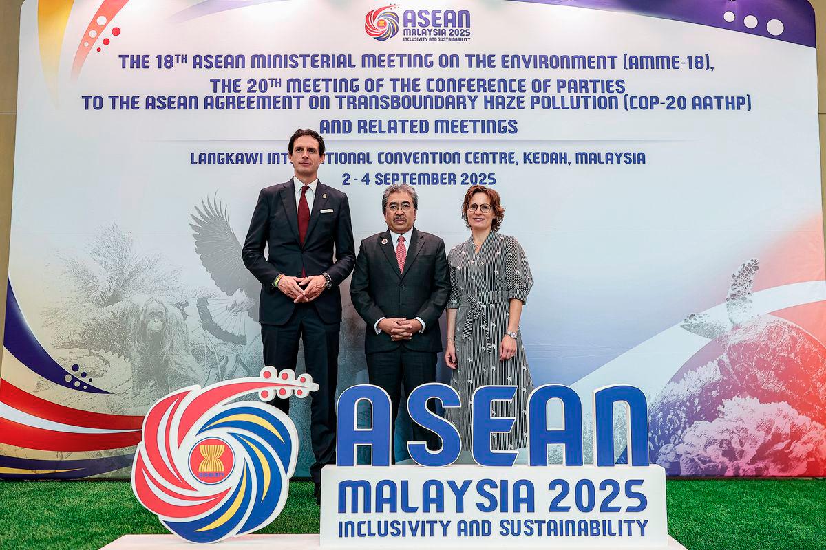 Acting Minister of Natural Resources and Environmental Sustainability (NRES) Datuk Seri Johari Abdul Ghani (centre) with European Commissioner for Environment, Water and a Competitive Circular Economy, Jessika Roswall (right) and European Commissioner for Climate, Net Zero and Clean Growth, Wopke Bastian Hoekstra (left) during the 18th ASEAN Ministerial Meeting on Environment (AMME-18) at the Langkawi International Convention Centre (LICC) today. - BERNAMA