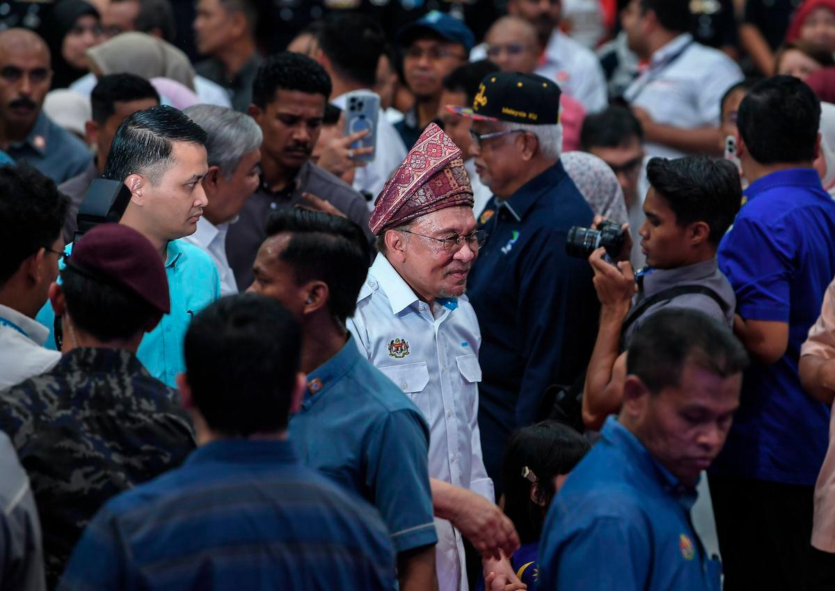 Perdana Menteri Datuk Seri Anwar Ibrahim hadir pada Majlis Perasmian Penutupan Program MADANI Rakyat (PMR) 2025 Kedah di Kompleks Sukan Majlis Daerah Baling semalam. - BERNAMA