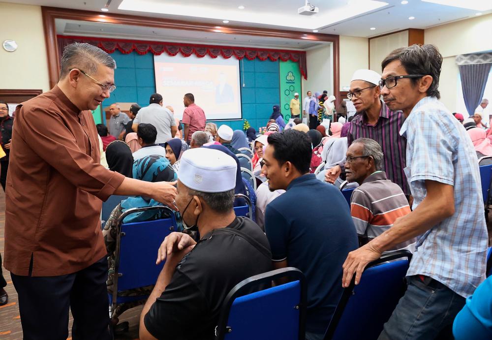 ALOR SETAR, April 8 -- Domestic Trade and Cost of Living Minister Datuk Seri Salahuddin Ayub (left) friendly with the recipients at the Companies Commission of Malaysia’s (SSM) Wakalah Zakat program at Wisma Perkeso today. BERNAMAPIX