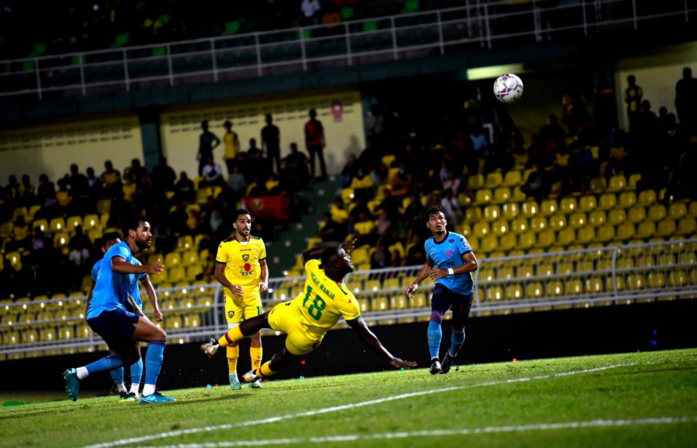 ALOR SETAR, August 17 -- Kedah striker Wanja Ronald Ngah (second, right) heads to score the team’s first goal in the first half of the Super League match, Kedah FC meets Sabah FC at the Darul Aman Stadium tonight. BERNAMAPIX