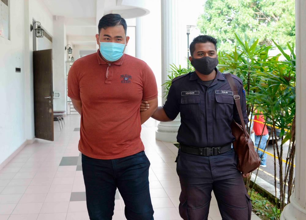 Factory worker Muhammad Shammir Samwas (L) pleaded not guilty for allegedly insulting the Yang di-Pertuan Agong on Facebook last March. — Bernama