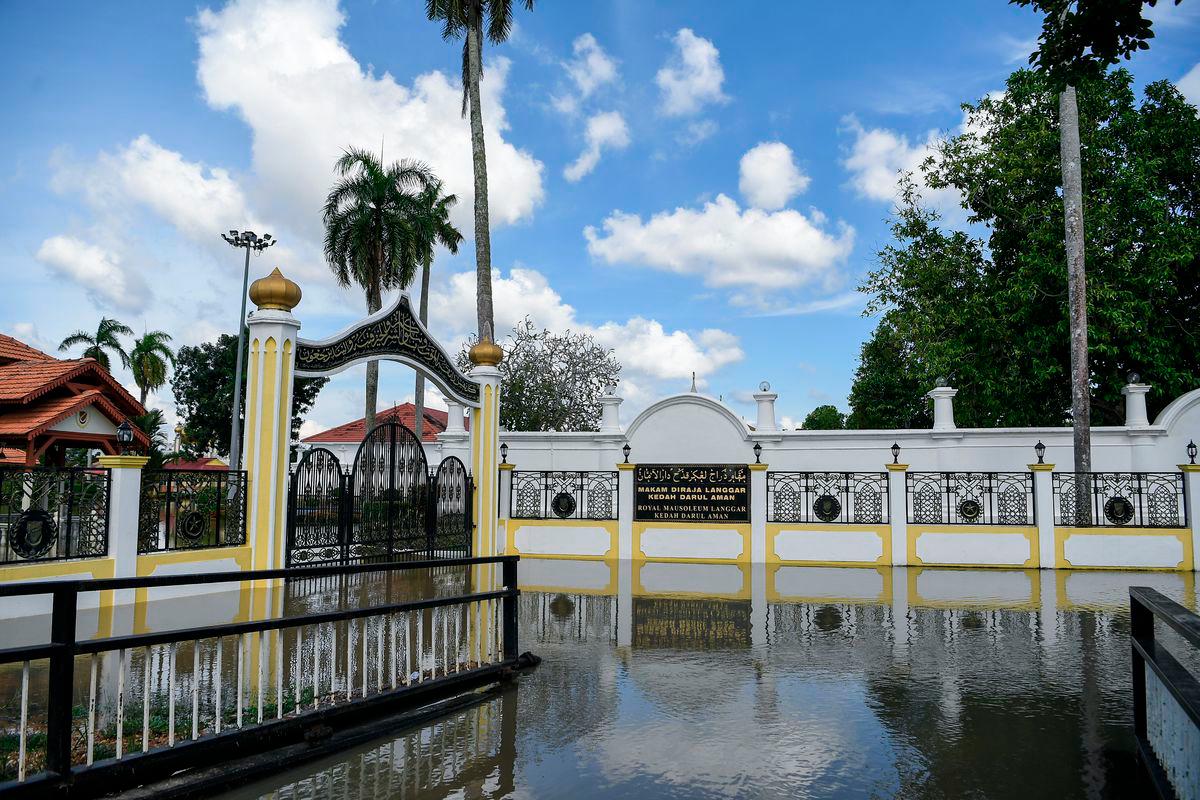Some areas in Kampung Jalan Makam Diraja Langgar were hit by flash floods after heavy rain this morning, causing the Langgar River to overflow, during an observation in Pekan Langgar yesterday. - BERNAMA