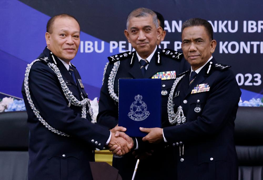 Pengarah Jabatan Integriti dan Pematuhan Standard Polis Diraja Malaysia (PDRM), Datuk Seri Azri Ahmad (tengah) menyaksikan penyerahan dokumen Serah Terima Tugas antara Datuk Wan Hassan Wan Ahmad kepada Ketua Polis Kedah yang baharu Datuk Fisol Salleh pada Majlis Serah Terima Tugas Jawatan Ketua Polis Kedah dan Pengerusi Perkep Kontinjen Kedah di Ibu Pejabat Polis Kontinjen Kedah hari ini/BERNAMAPix