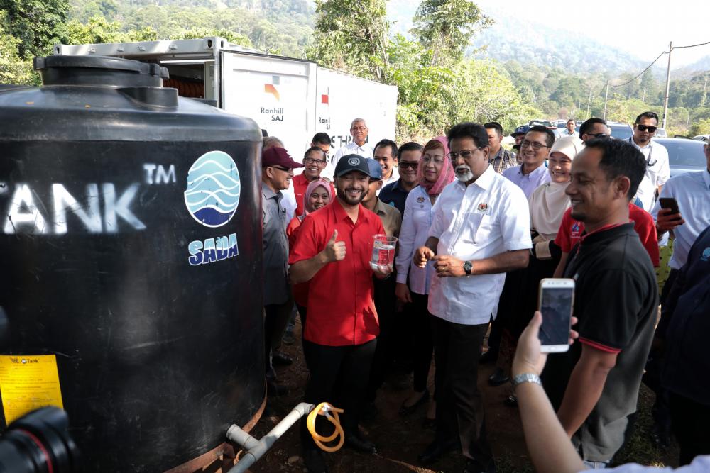 Kedah Mentri Besar Datuk Seri Mukhriz Tun Mahathir pictures with the Water, Land and Natural Resources Minister Dr.Xavier Jayakumar at the Tufan Water Treatment Plant, on March 23, 2019. — Bernama