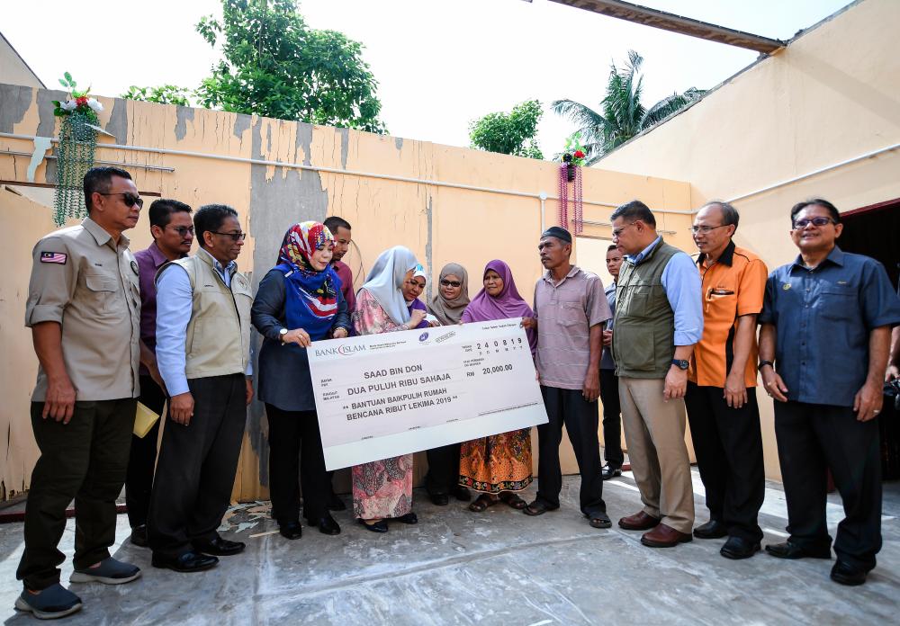 Deputy Prime Minister Datuk Seri Dr Wan Azizah Wan Ismail visits some of the victims of Typhoon Lekima, namely the family of Saad Doon, while visiting and delivering contributions to the families of Typhoon Lekima victims in Kampung Alor Batu, Jitra today. - Bernama