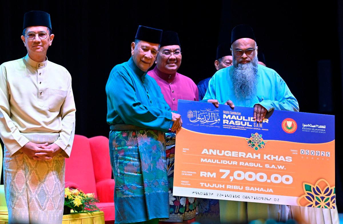 Sultan Kedah Al-Aminul Karim Sultan Sallehuddin Sultan Badlishah (dua, kiri) berkenan menyampaikan Anugerah Khas Maulidur Rasul kepada Pegawai Divisyen Pembangunan Mualaf dan Dakwah Sosial, Lembaga Zakat Negeri Kedah, Mohd Naim Islam Abdullah (kanan) pada Majlis Sambutan Maulidur Rasul Peringkat Negeri Kedah di Wisma Negeri, hari ini - fotoBERNAMA