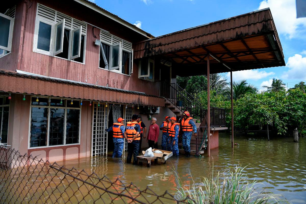 Pengarah Angkatan Pertahanan Awam Malaysia (APM) Kedah, Leftenan Kolonel (PA) Mohd Bukhori Mat Sidik meninjau rumah mangsa banjir ketika melawat Taman Makam Diraja Langgar hari ini- fotoBERNAMA