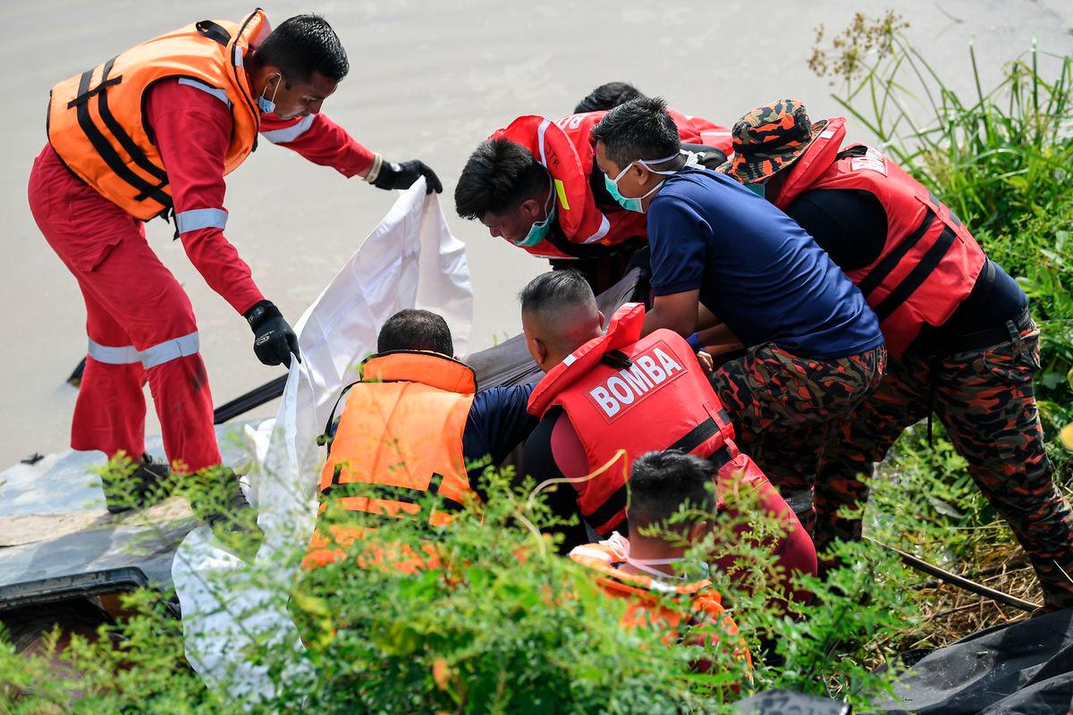 Mayat enam sekeluarga yang dipercayai hilang sejak Sabtu lepas, ditemukan di dalam sebuah kereta di dalam Sungai Korok, dekat Jitra hari ini - BERNAMA