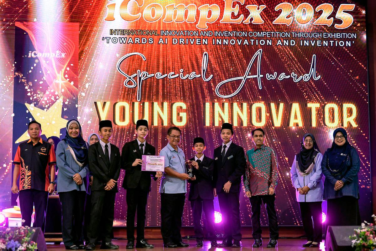 Deputy Higher Education Minister Datuk Mustapha Sakmud (centre) presents the Special Award, the Young Innovator Award, to students of Sekolah Menengah Kebangsaan Agama Kedah at the closing of iCompEx 2025 at Politeknik Sultan Abdul Halim Mu’adzam Shah (POLIMAS) today. – BERNAMA