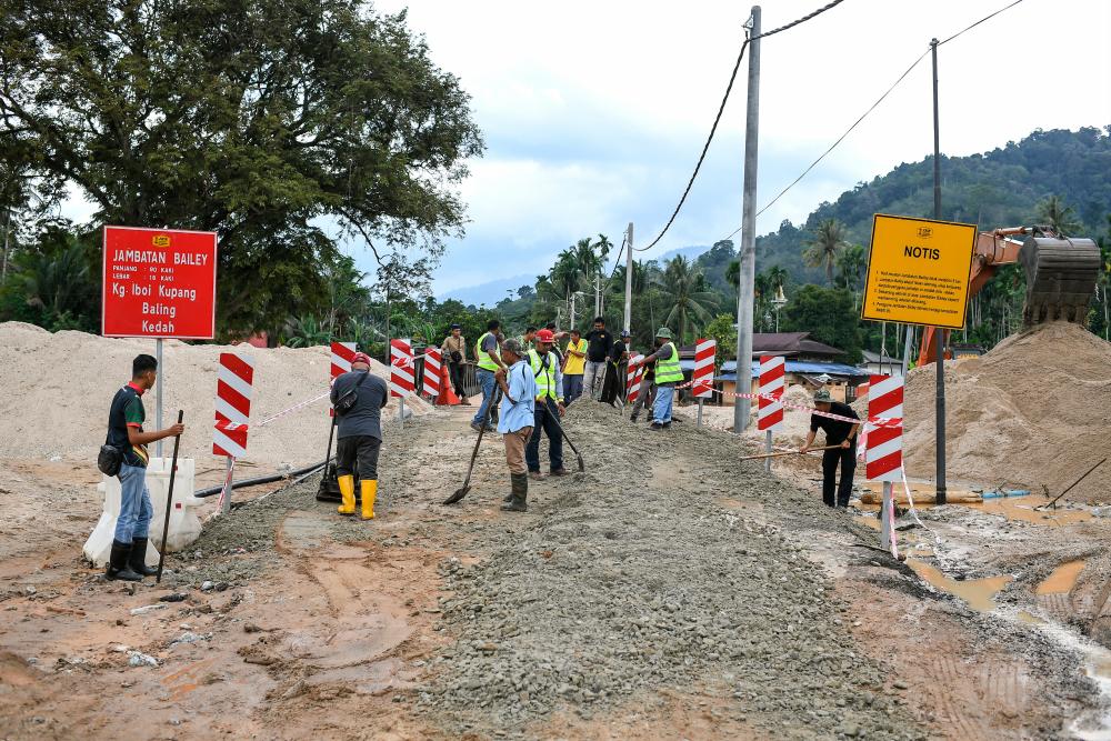 BALING, July 29 -- Kedah Public Works Department (JKR) staff are diligently repairing damaged roads today. BERNAMAPIX