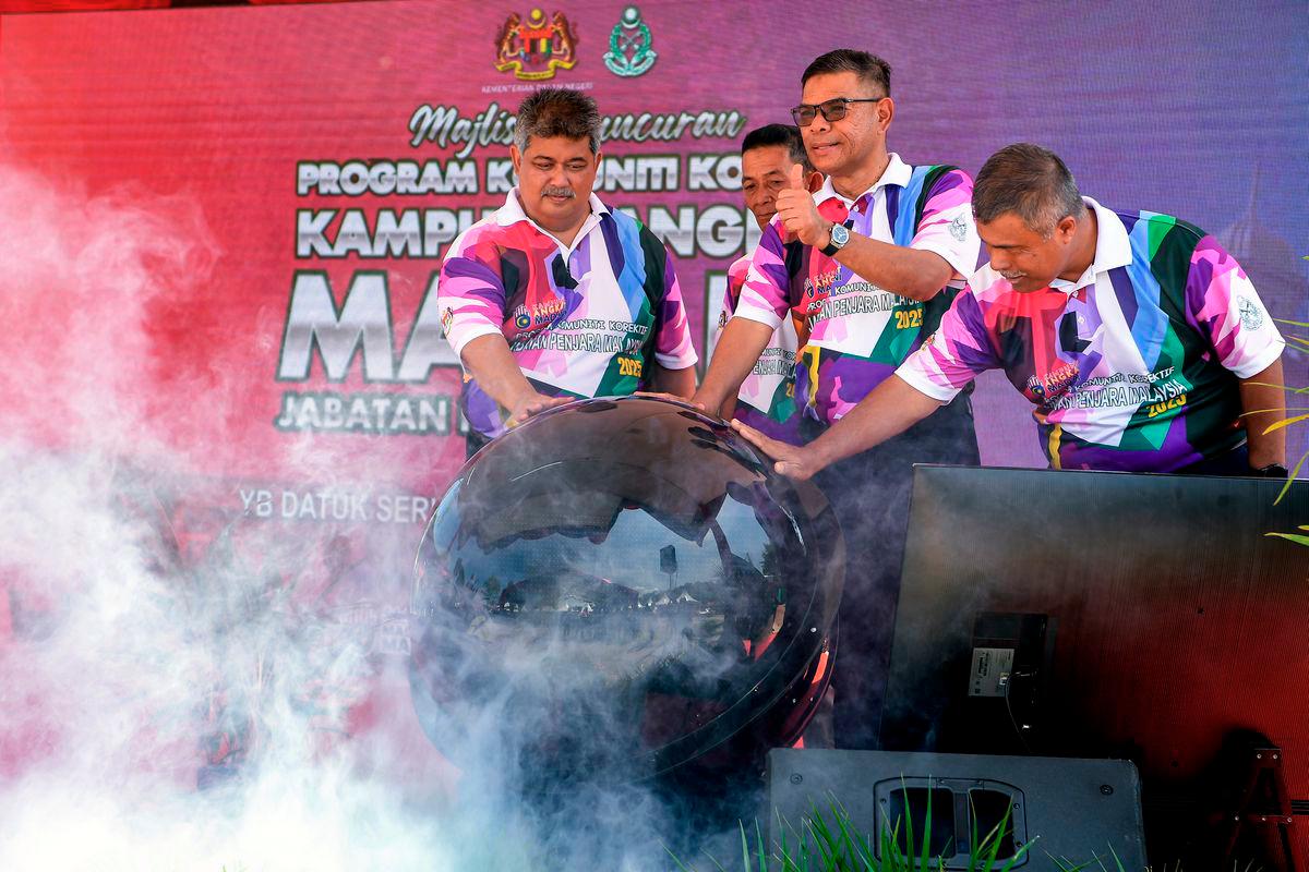 Home Minister Datuk Seri Saifuddin Nasution Ismail officiated the Launch of the MADANI Adopted Village Corrective Community Programme by the Malaysian Prisons Department at Kampung Teluk Nipah here today. Also present was the Deputy Secretary-General (Security) of the Ministry of Home Affairs, Datuk Abdul Halim Abdul Rahman (left). – BERNAMA