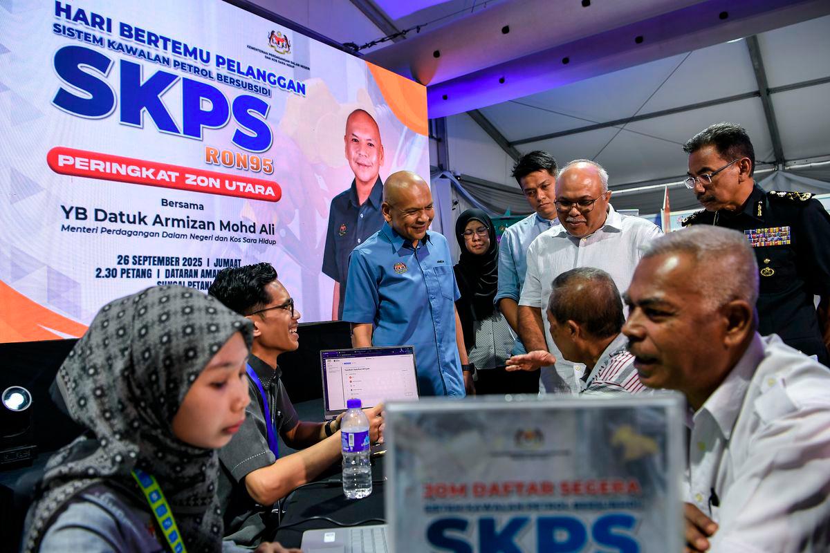 Menteri Perdagangan Dalam Negeri dan Kos Sara Hidup, Datuk Armizan Mohd Ali beramah mesra bersama sebahagian pelanggan yang hadir pada program Jelajah Karnival KPDN 2025 dan Kempen Beli Barangan Malaysia Zon Utara di sini hari ini. - BERNAMA