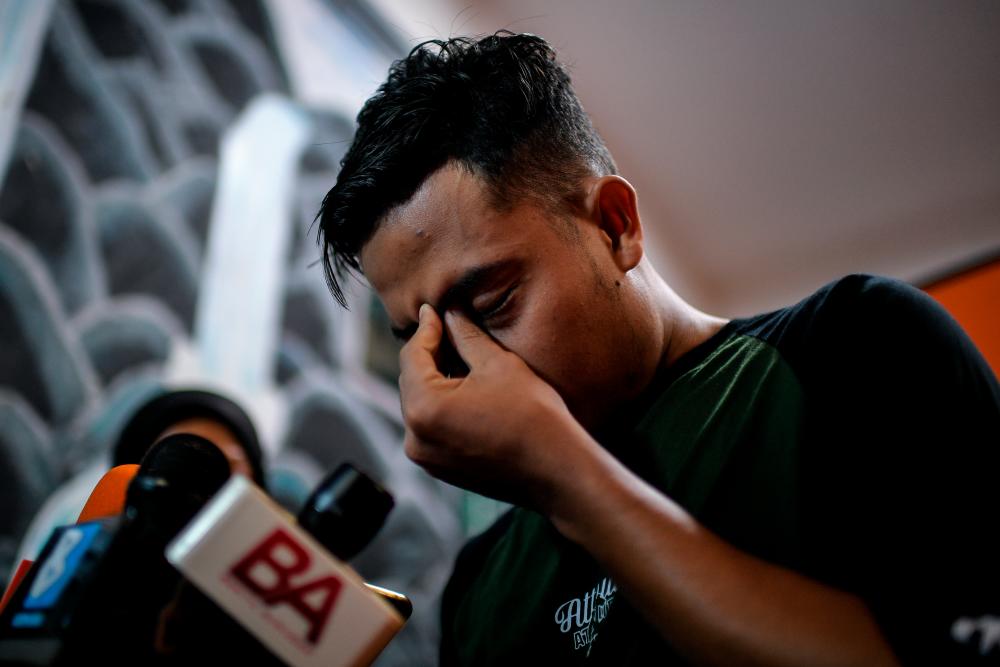 Khairul Ashraf Nor Azman, 24, tidak dapat menahan kesedihan ketika menceritakan kehilangan isterinya, Nurul Hanis Abu Hassan, 23, yang hamil empat bulan dipercayai hilang bersama dua ahli keluarganya selepas rumah didiami mereka dihanyutkan arus deras dalam kejadian banjir yang melanda Kampung Iboi di sini petang semalam/BERNAMAPix