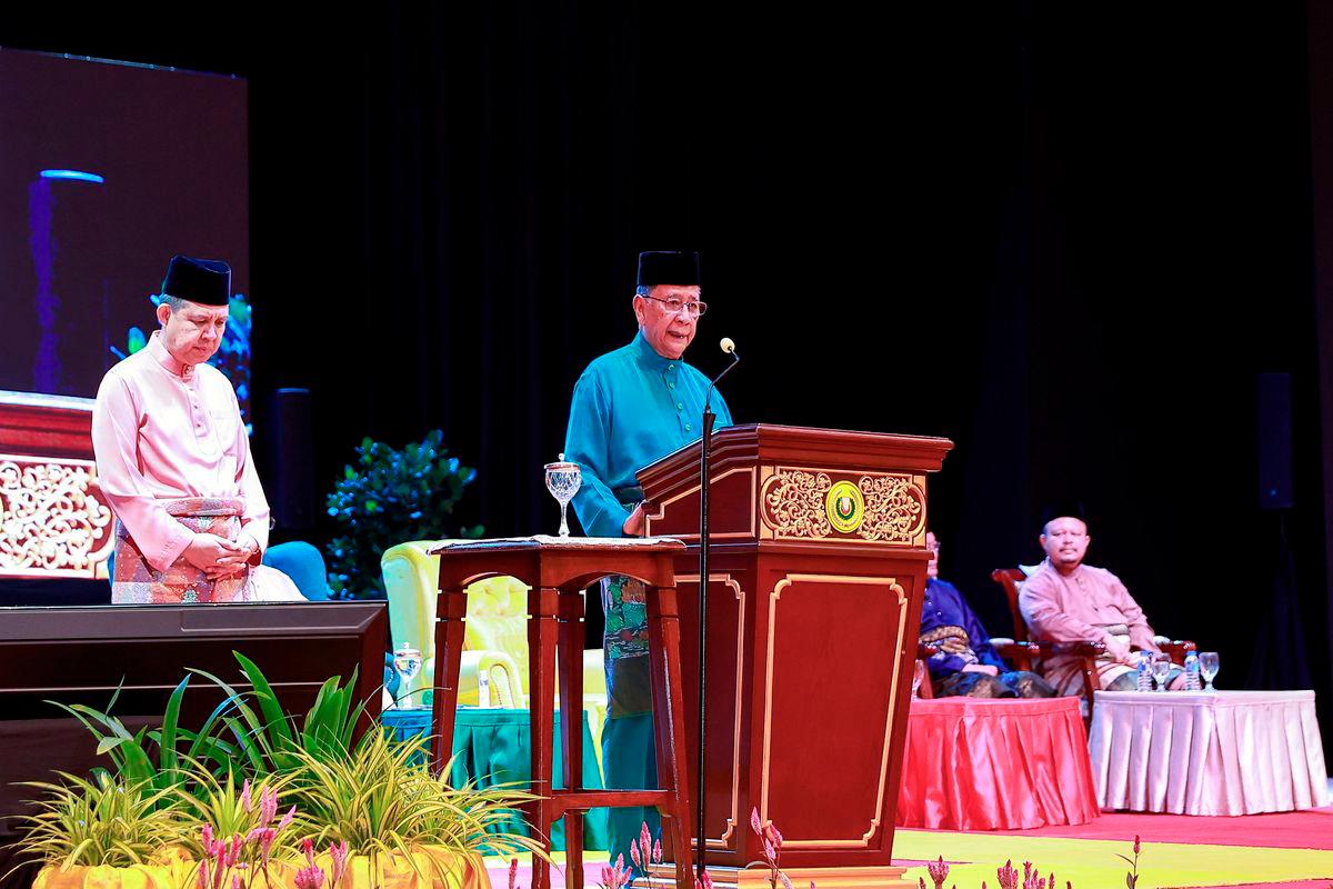 Sultan Kedah Al-Aminul Karim Sultan Sallehuddin Sultan Badlishah berkenan menyampaikan titah diraja pada Majlis Sambutan Maulidur Rasul Peringkat Negeri Kedah di Wisma Negeri, hari ini. - BERNAMA