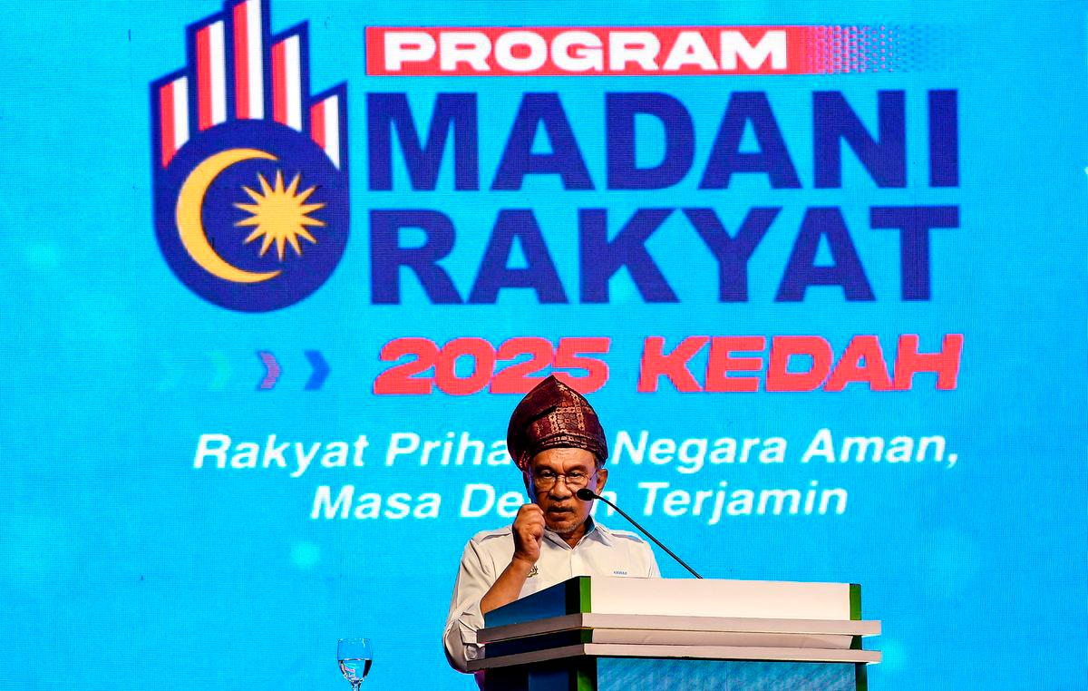 Perdana Menteri Datuk Seri Anwar Ibrahim berucap pada Majlis Perasmian Penutupan Program MADANI Rakyat (PMR) 2025 Kedah di Kompleks Sukan Majlis Daerah Baling hari ini -fotoBERNAMA