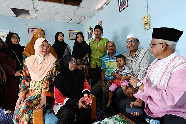 Deputy Human Resources Minister Datuk Mahfuz Omar (R), who is also Pokok Sena MP, visits the family of Mohd Tarmizi Shuib at his sister’s residence at Kampung Hutan, Alor Star on March 16, 2019. — Bernama