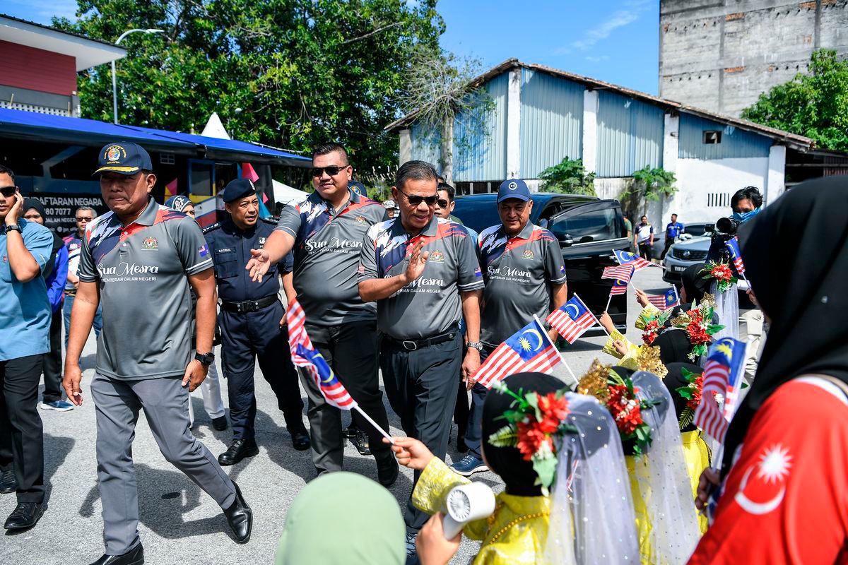 Menteri Dalam Negeri Datuk Seri Saifuddin Nasution Ismail melambaikan tangan kepada kanak-kanak ketika hadir pada Program Sua Mesra Kementerian Dalam Negeri di Dataran Bandar Baharu hari ini - fotoBERNAMA