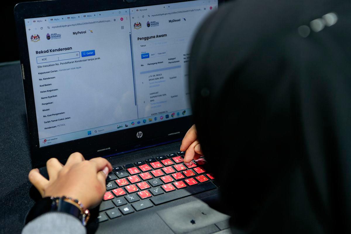Public transport and goods transport companies that have applied but have not yet received the subsidised RON95 petrol fleet card can submit a claim for cash reimbursement through the Subsidised Petrol Control System (SKPS). - BERNAMAPIX