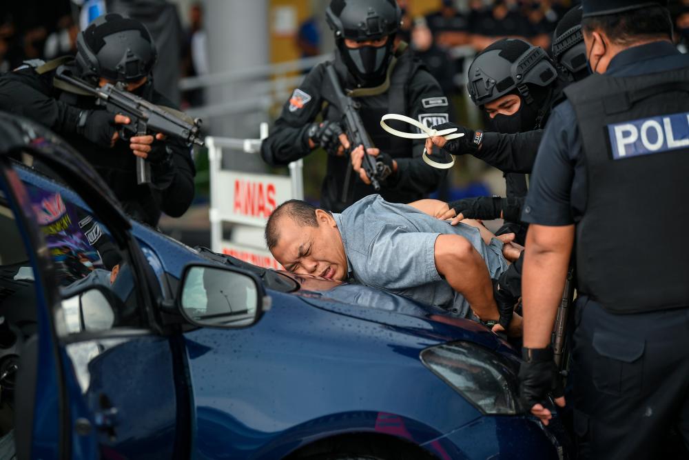 BUKIT KAYU HITAM, March 31-Members of the Royal Malaysian Police (PDRM) from the Criminal Investigation Department (CID) branch demonstrated the Road Blockade (SJR) at the gimmick of the assignment opening ceremony in conjunction with the opening of the Malaysia-Thailand border gate starting at the Immigration Complex, Customs, Quarantine and Security (ICQS), Bukit Kayu Hitam today. BERNAMAPIX