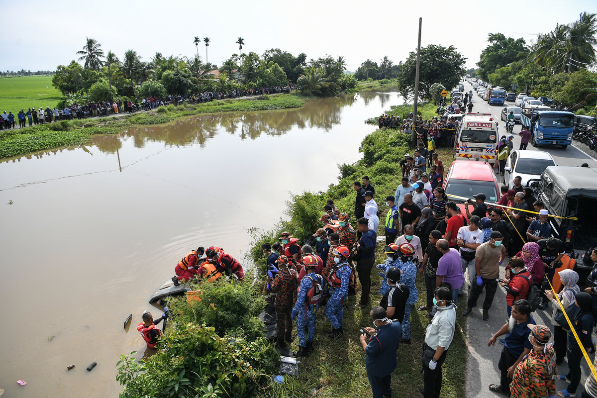 Mayat enam sekeluarga yang dipercayai hilang sejak Sabtu lepas, ditemukan di dalam sebuah kereta di dalam Sungai Korok, dekat Jitra hari ini. - BERNAMA