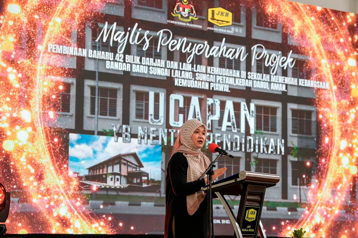 Menteri Pendidikan Fadhlina Sidek menyampaikan ucapan pada majlis penyerahan projek Sekolah Menengah Kebangsaan Bandar Baharu Sungai Lalang, Ambangan Height di sini hari ini.