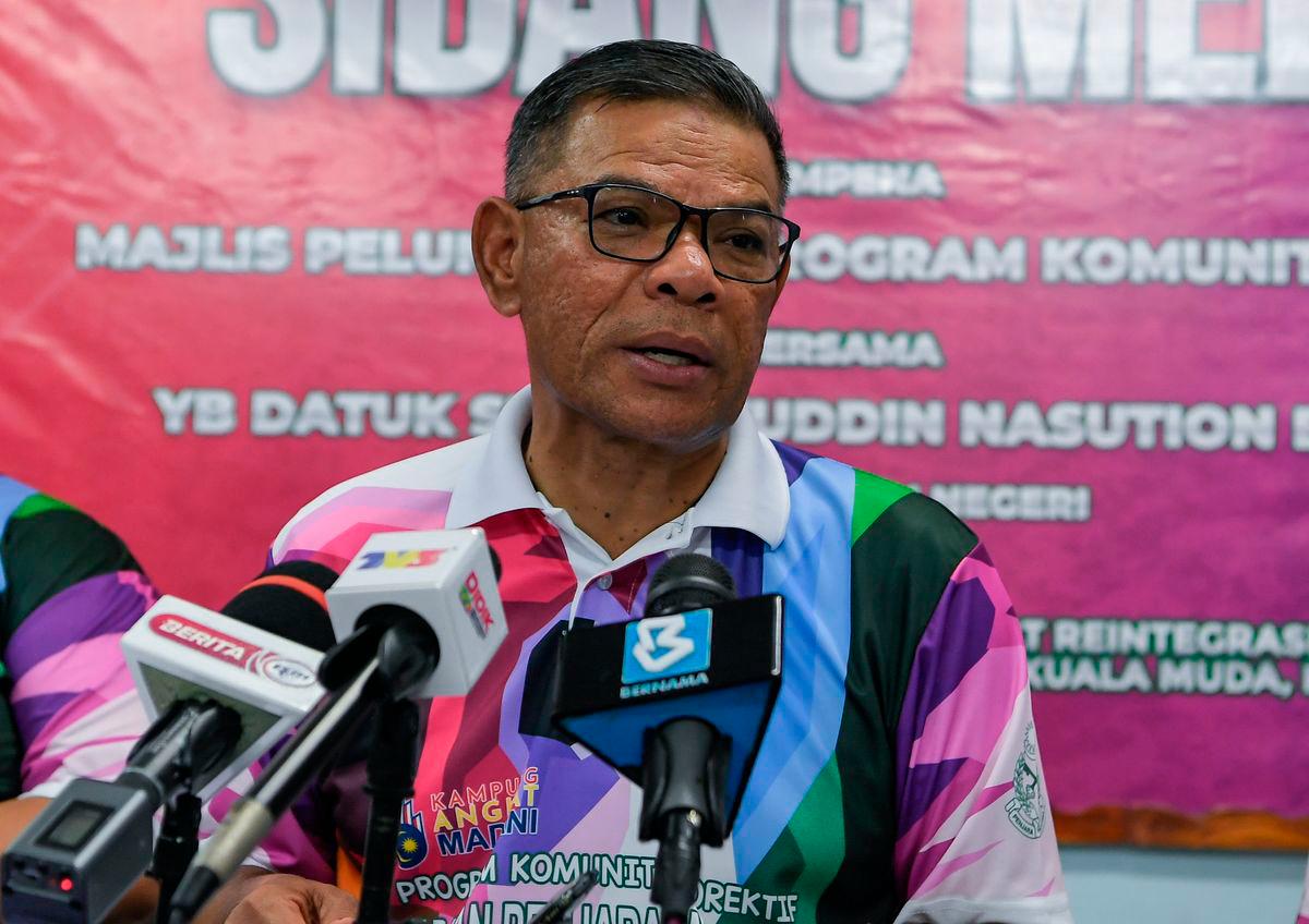 Menteri Dalam Negeri Datuk Seri Saifuddin Nasution Ismail ketika sidang media selepas Majlis Peluncuran Program Komuniti Korektif Kampung Angkat MADANI Jabatan Penjara Malaysia di Kampung Teluk Nipah di sini hari ini -fotoBERNAMA