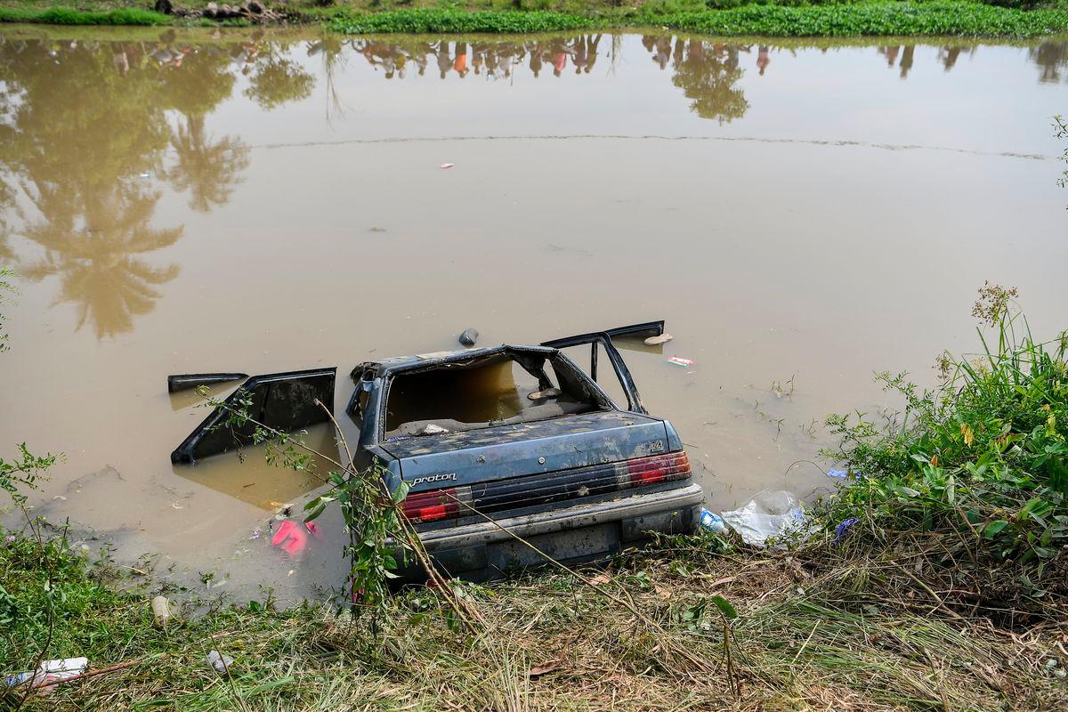 Mayat enam sekeluarga yang dipercayai hilang sejak Sabtu lepas, ditemukan di dalam sebuah kereta di dalam Sungai Korok, dekat Jitra hari ini - BERNAMA