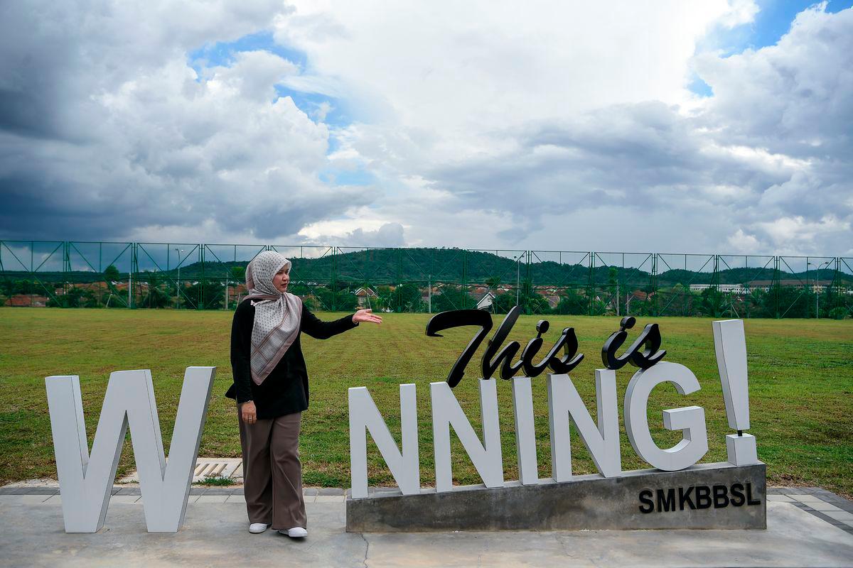 Menteri Pendidikan Fadhlina Sidek meninjau keadaan fasiliti pada majlis penyerahan projek Sekolah Menengah Kebangsaan Bandar Baharu Sungai Lalang, Ambangan Height di sini hari ini. - BERNAMA