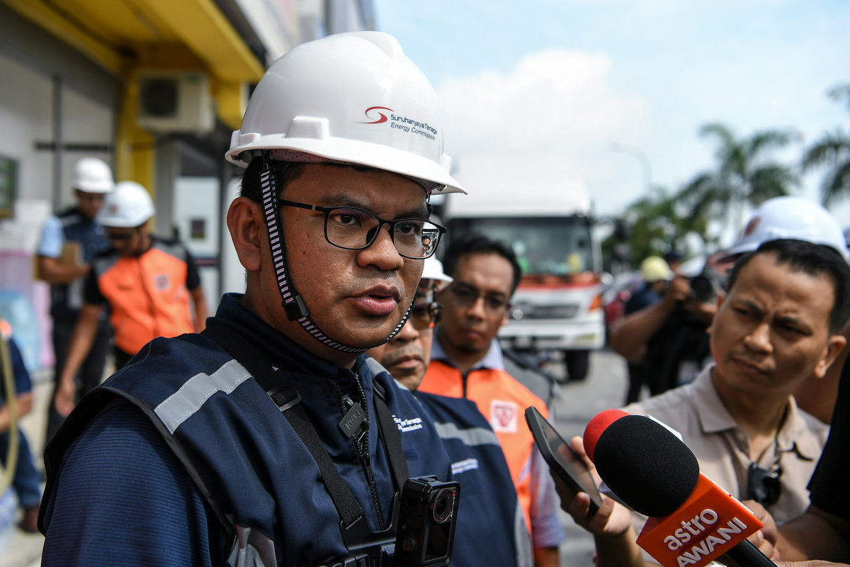 Deputy Minister of Energy Transition and Water Transformation Akmal Nasrullah Mohd Nasir speaking at a press conference during a joint raid on premises involved in bitcoin mining activities, which included several agencies such as the Energy Commission and Tenaga Nasional Bhd, after they were found to be stealing electricity for bitcoin mining today. – BERNAMA