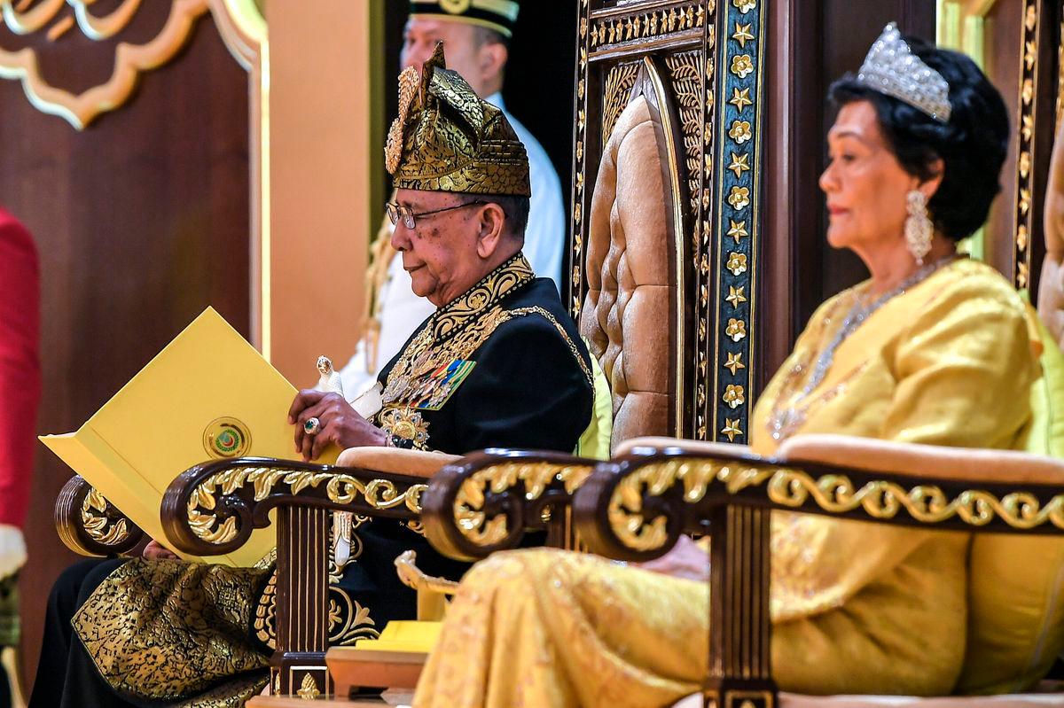 Sultan Kedah Al-Aminul Karim Sultan Sallehuddin Sultan Badlishah berkenan menyampaikan Titah Diraja pada Istiadat Menyembah Tahniah dan Penganugerahan Darjah-Darjah serta Bintang-Bintang Kebesaran sempena Sambutan Ulang Tahun Keputeraan Baginda ke-83 di Istana Anak Bukit di sini hari ini. Turut berangkat Sultanah Kedah Sultanah Maliha Tengku Ariff - BERNAMA